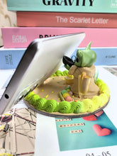 Carregar imagem no visualizador da galeria, Baby Yoda Decoden Stand for Phone/Tablet
