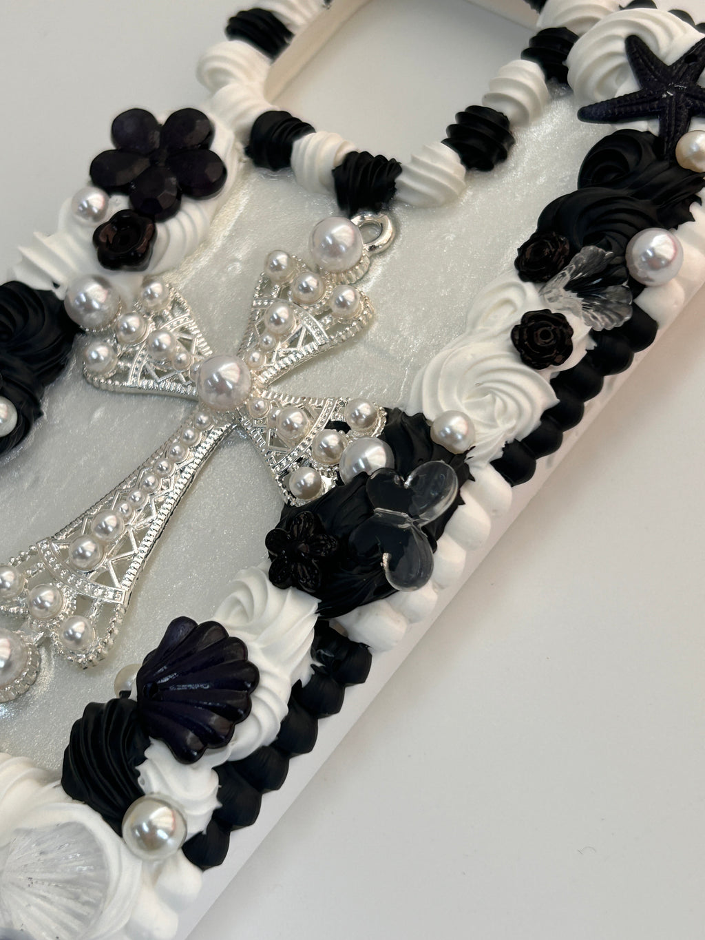 Baroque Pearl Cross Decoden Phone Case