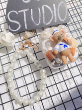 Carica l&#39;immagine nel visualizzatore di Gallery, Handmade Decoden Earbud Case For Any Model with Keychain
